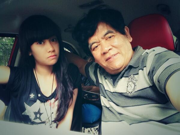 AngelousLPG's tweet photo. Have a nice day kak :D "@AnisaRahma_Adi: Jalan jalan sama papa yeheeey 😬😁👍 http://t.co/LGQ3B6SIHR”
