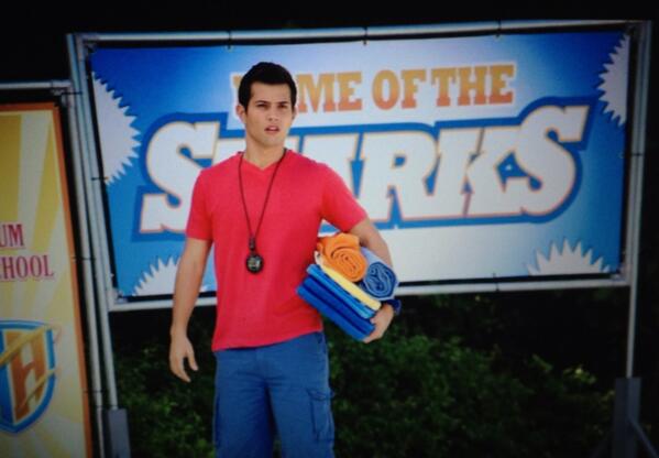 rafaeldlf's tweet photo. #CoachJulio #EveryWitchWay @NickelodeonTv January 1st 7:30pm http://t.co/JID1oynFyQ