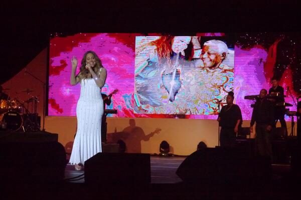 gillesakacake's tweet photo. Other PIc @MariahCarey singing "Hero" as a tribute to Nelson Mandela : https://t.co/qeCmG4vAdP