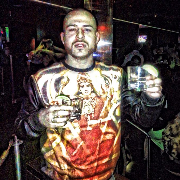 2 DRINKS AT THE SAME DAMN TIME VIP BABY !! #stadiumDc hosted by @DJDRAMA #salute http://t.co/o2A2ioR<a href="/tag/stadiumdc"class="tags">#stadiumDc</a><a href="/tag/salute"class="tags"><span>#salute</span></a>