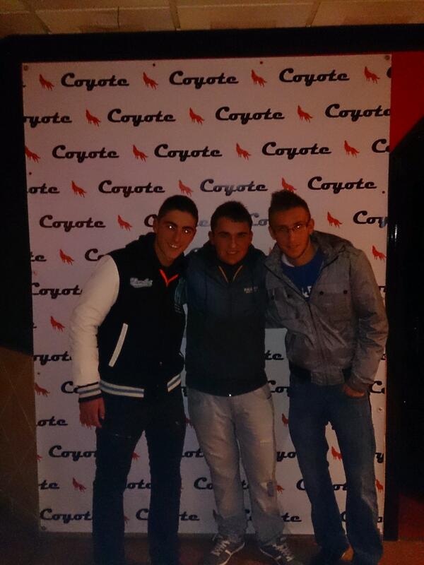 John_white_bn's tweet photo. Al final la nit se ha animat y aixo k erem tres http://t.co/zUV1ZpXbVH