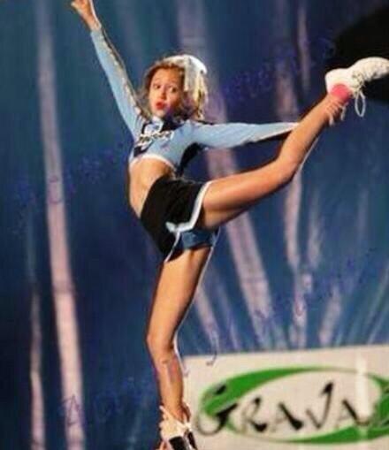 Addicted2cheer's tweet photo. Maybe it's a good thing Miley stuck to singing... http://t.co/8DuZL0n61Y