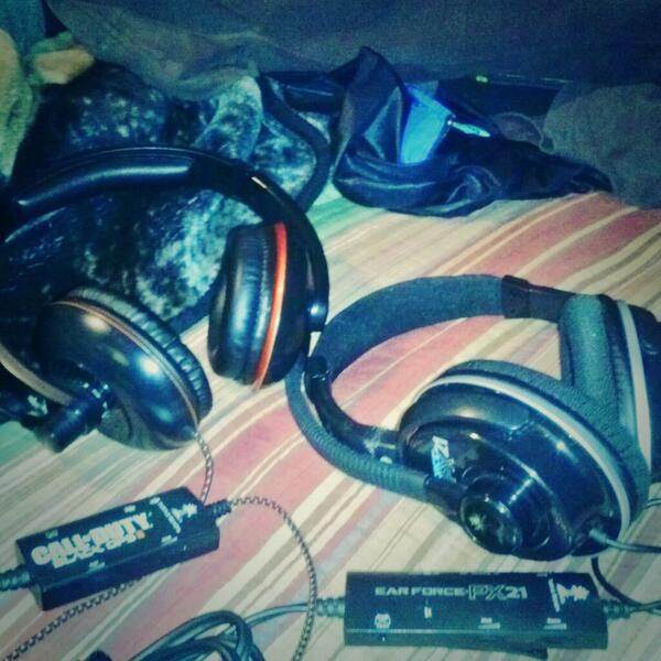 Camvcho_'s tweet image. Two sets of some #TurtleBeaches why cause i can