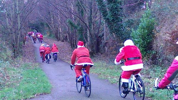 daily_pa's tweet image. MT @SustransNW: 200 cycling Santa&apos;s delivering presents to the children at #AlderHeyHospital #Liverpoolloopline