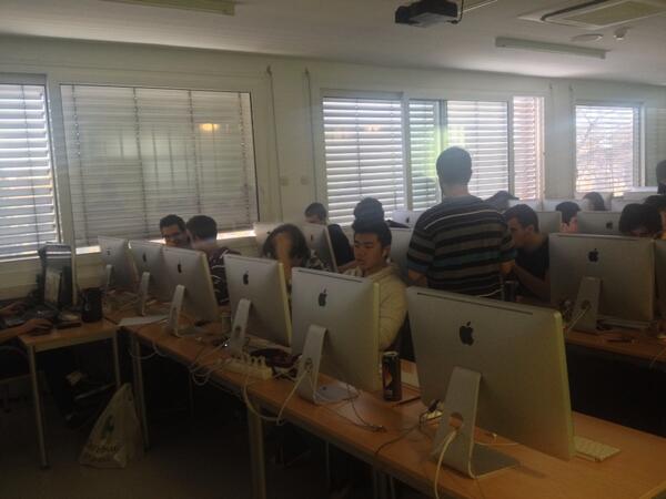 Entropy_studios's tweet image. Dando caña al juego todo el equipo a #Hasta300 en #ESNEHackathon