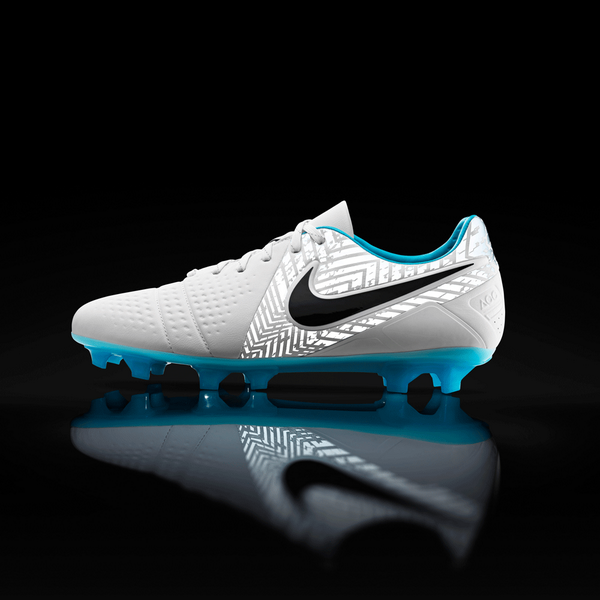 ProD_Soccer's tweet photo. The Nike CTR360 takes it’s print inspiration from various birds of prey. #GetReflective - http://t.co/pXurhdfamN http://t.co/pOswFhzur8