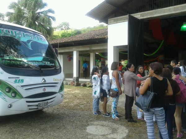 Tres buses de 30 pasajeros en evento empresarial en club Sun Village jamundi.