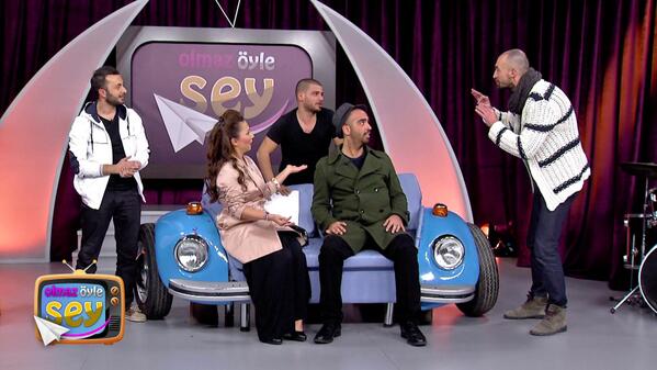 #OlmazOyleSey, yine Pazar akşamınıza renk katmaya geliyor... @olmazoylesey_ yeni bölümüyle 21:00'da sakın kaçırmayın.