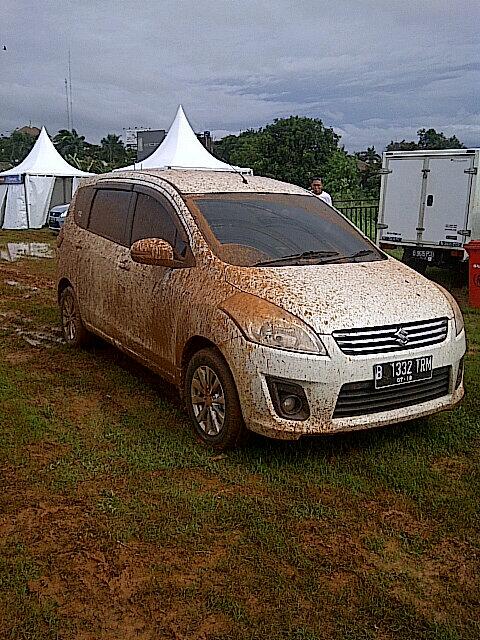 Ertiga juga bisa drifting dilumpur nich...