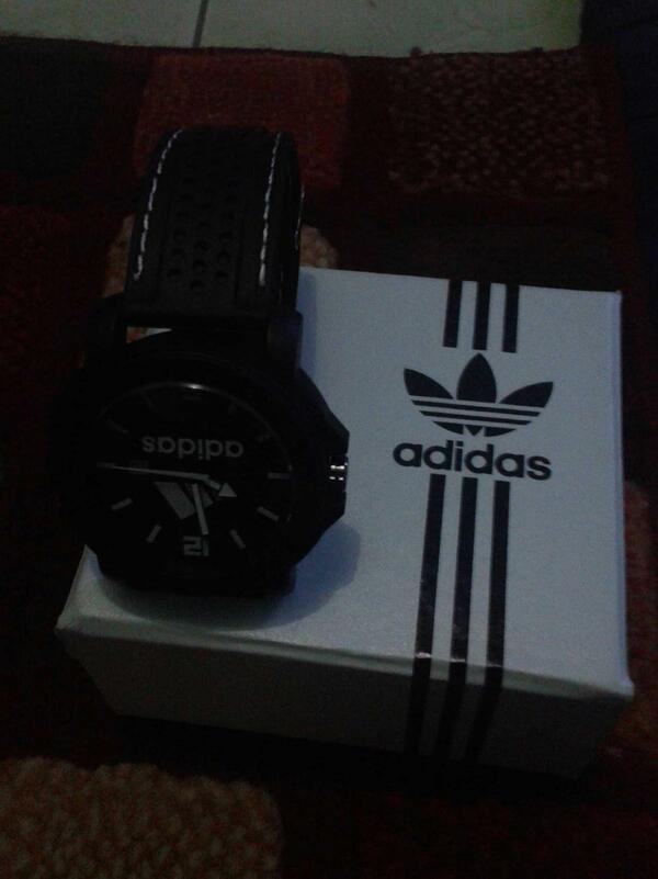jeddyabri's tweet photo. Trimakasih jam tangannya# oleh2 dr HoNgKong http://t.co/05sKCLpTZX