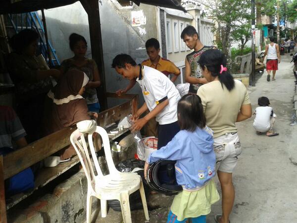 PKSTambora's tweet photo. Kader2 DPRa @PKSKalianyar terus menyambangi warga dlm melayani di acr YanKes (15/12). Kali ini di RW 6 &amp; 7. #aytktm http://t.co/yb9wC065xl