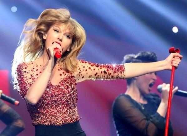 FreespiritSwift's tweet image. Red and it's era... It's brilliant! So powerful, yet vulnerable. It DESERVES to win Album of The Year! #icouldgoon