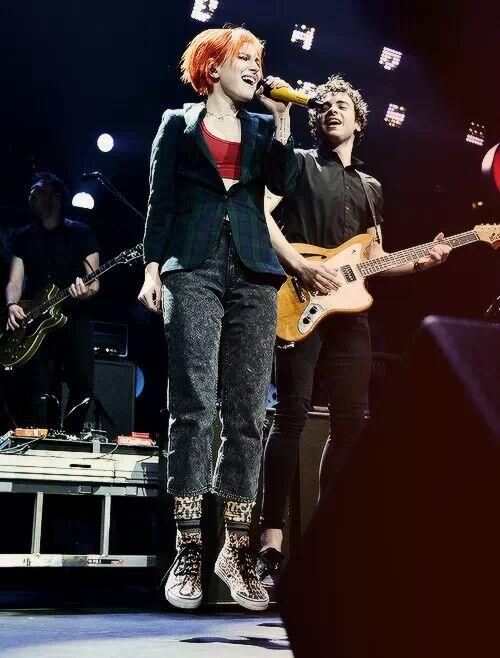 Paramore_Mex's tweet image. Hayley and Taylor are flying!!