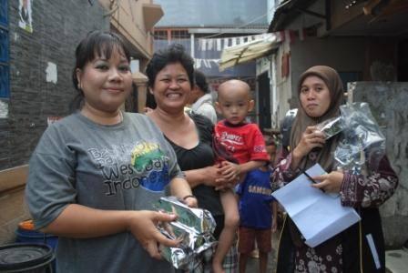 PKSTambora's tweet photo. Senyuman merekah warga RW 01 disaat kader DPRa PKS Krendang bersilaturahim &amp; gelar YanKes keliling (15/12) #aytktm http://t.co/21AojIh7BK
