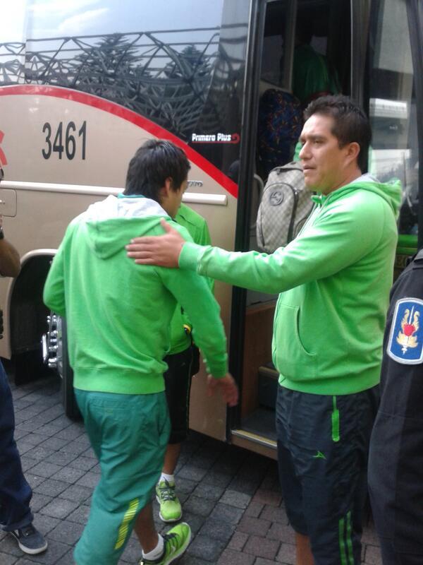 ClubLeonFCcom's tweet photo. #FOTO Antes de abordar el bus. @tuADO http://t.co/YjsumYqvX3