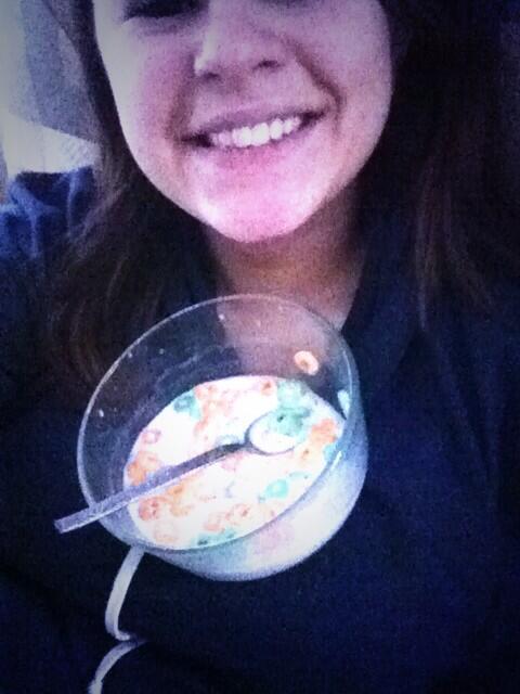 Do you use your boobs as a table too? #bigboobperks 😂😂😂 http://t.co/MTsgsywtQx<a href="/tag/bigboobperks"class="tags">#bigboobperks</a>