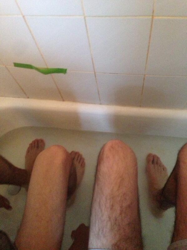 Tiny__Leg's tweet photo. Hot bath for yor legs in the snow http://t.co/3GHjV8RrZW