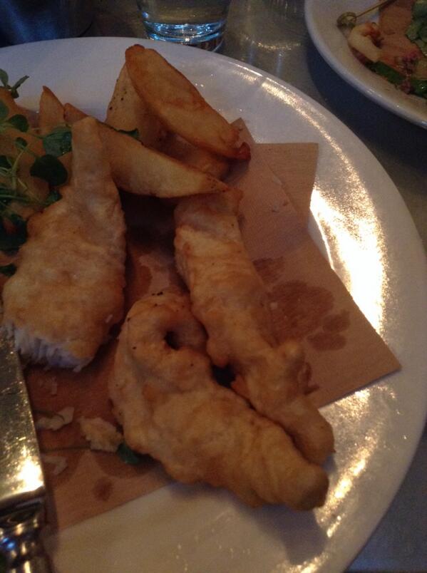 VegaR_Villanova's tweet photo. Missing my little punks @babelescudero and @letibu98 at Mercer Kitchen , fish and chips!!!! http://t.co/inI5NRhWeX