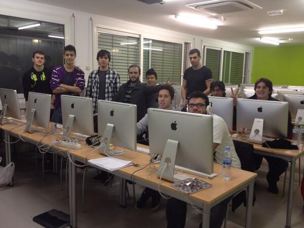 Entropy_studios's tweet image. Hoy también ha sido un día duro, el hackaton ya ha terminado pero nosotros seguiremos trabajando en el juego.