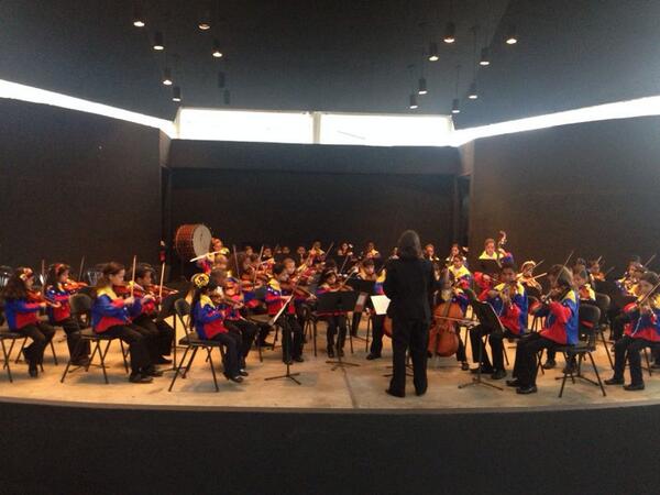 dsmolansky's tweet photo. La Orquesta Infantil Mozart; con apenas 3 meses de fundada realiza su presentación en el Anfiteatro El Hatillo http://t.co/nfCkXv6EZg