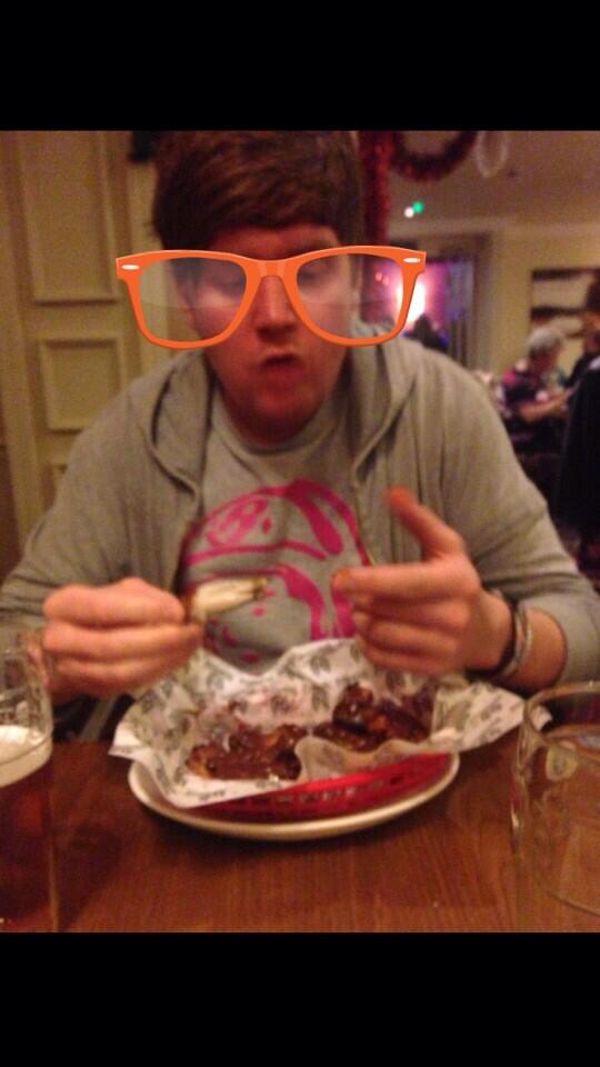gemmapeet's tweet photo. @JayJayHaych @MattDerbyshire our Elton doing the 8 wing challenge http://t.co/YGRuFdYFQ7
