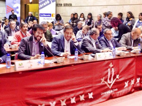 albertbatalla's tweet image. Acabo dia de #LaMaratoTV3 com els darrers 11 anys, agafant trucades a Lleida. I és cert, la solidaritat #nodegenera