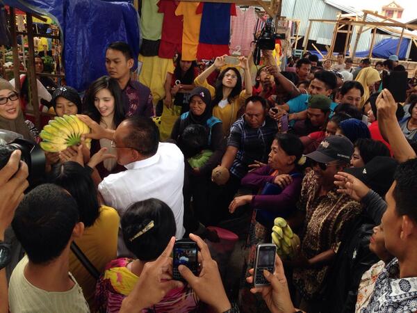 AtapRumahBangsa's tweet photo. Pagi ini ketua umum @NRamadhani mendampingi Bapak @aburizalbakrie ke Pasar Masomba, Palu. http://t.co/JqMaeMZjSM