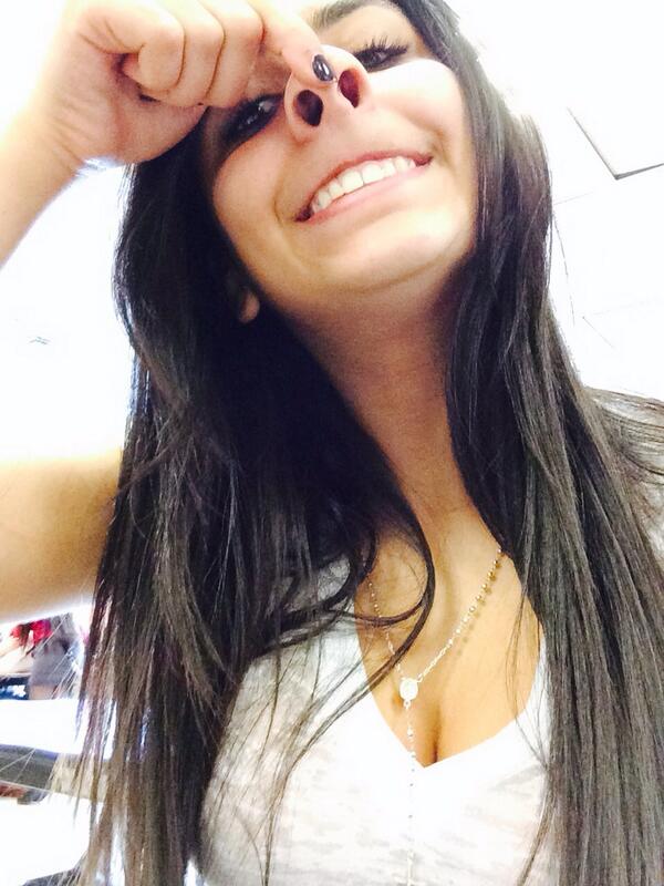 Amari_4's tweet photo. #ExposeTheseHoes lookin like Ms. Piggy lmfaooo 😩😩😂 @BebeWahbeh http://t.co/a9XSXboD2R