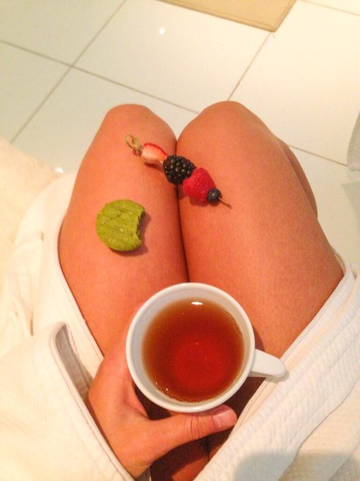 Skin and sweet things ?

Enjoying some petite treats and hot tea at one of my favorite places ❤
☕??

#Artsy