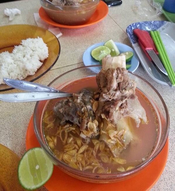 aburizalbakrie's tweet photo. Kalo ke Palu jgn lupa cicipi makanan khasnya:Kaledo(kaki lembu Donggala). Enak sekali,sy kemarin habis 3 mangkok :) http://t.co/f0gJ93w7Gw