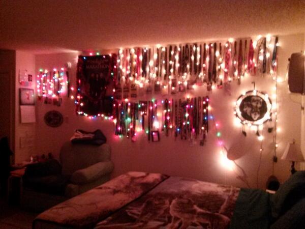 az_april's tweet photo. 209 lanyards now....world record book record to beat is 2671.  Can i do it ??? http://t.co/aID3YE7iZz