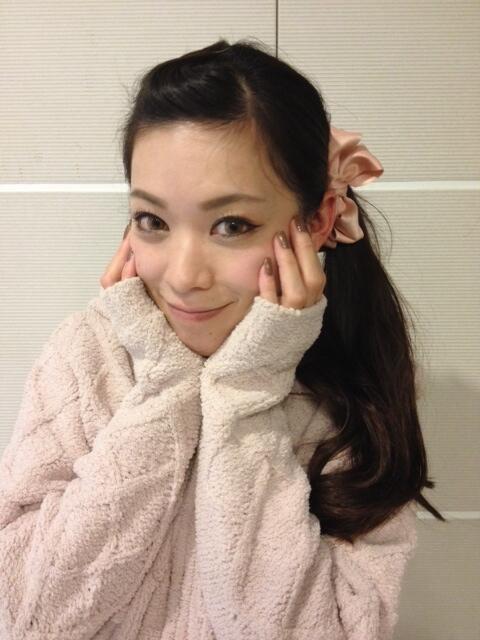 RUNWAY_channel's tweet photo. わーーい♡♡脅迫おねだり成功！ということで、AIからちょっぴり早いクリスマスプレゼント！LagunaMoonのルームウェアと、バレッタをセットで1名様に!!応募方法は次のツイートを見てね！#かっぱらいRT@lagunamoon_com http://t.co/nNPza4tiRW