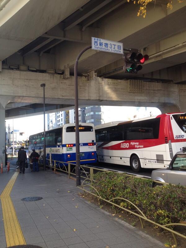 吉澤和芳 交通トラップ みなさん気をつけて 甲州街道西新宿3丁目交差点 青信号は直進のみで左折は出来ない 時差式で矢印 が点灯 知らずに左折したら警官が待ち構えていて 信号無視罰金9000円だと 痛 Http T Co Y532cyaaan