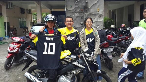 Acces5maga's tweet photo. Keluarga bahagia..Bapak,anak,ibu @AbuDzarRahmanS @mrrheza @brendamarchya http://t.co/rBSL0JEoys