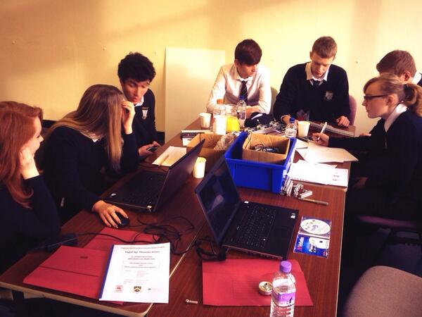 Y_S_T_J's tweet image. Criw Ffiseg Bl 12 yn brysur?! Yr 12 Physics busy?! #EESW
