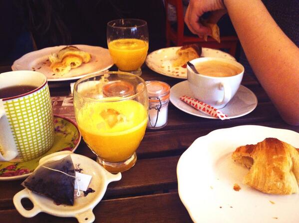 Diolopaje's tweet photo. A falta de sumillería bo e desayunar no tosta e tostiña @AdrianaDevesa1 @oscardacal @Albabichu http://t.co/yKAuYSGl8I