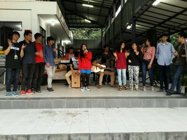BLUSTIC's tweet photo. Dan di penutup @BLUSTIC closing Semester Ganjil perform @Favor_Band with Crew @RadioBudiLuhur ^ seru abis! #RBLOffAir http://t.co/s7BMEs5nmV