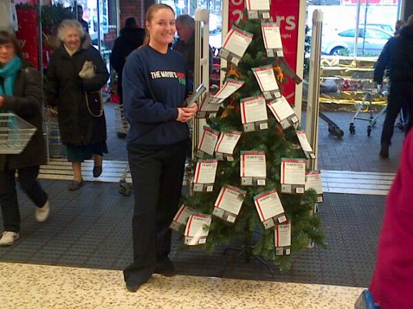 Helen engaging our customers around The Mayors Hope Fund. <a href="/TescoAllerton/">TescoAllerton</a> <a href="/br09ham/">Ian</a> <a href="/sman321/">Steve Manders</a> #usingourscaleforgood