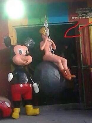 OMARCHAPARRO's tweet photo. Ya listo pa La Posada con mi Piñata de @MileyCyrus 😂😂😂😂👌 http://t.co/DAOfF59Cl8