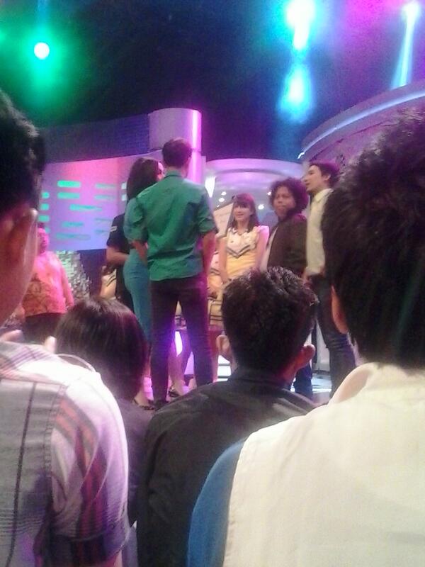 Aidoru_Team's tweet photo. Suasana di dalam #Angin http://t.co/U2Dh4EYmau