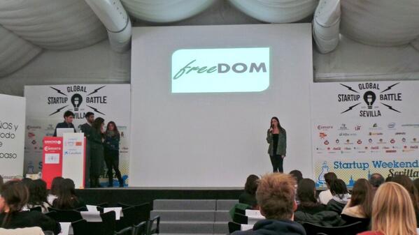 CampusEUSA's tweet photo. 1a Presentación || Proyecto @restFreeDOM || Restaurante de experiencias #creatividadEUSA http://t.co/gUi5LVP8iv