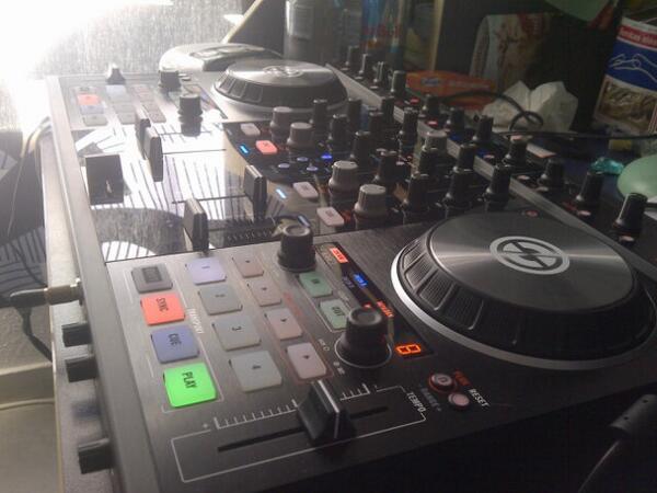 SmartsoundDjs's tweet image. ¡Esta mañana probando nuestro nuevo juguetito! #Traktor #KontrolS4MkII