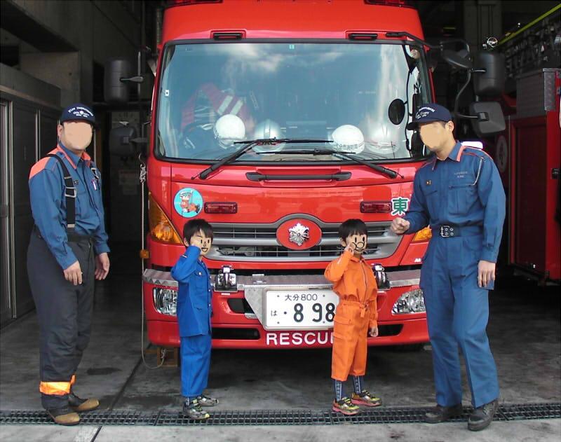 服の作り方と型紙うさこの洋裁工房 そういえばいつもリリースするのを忘れてそのままになっている 消防士さんと 警察官のごっこ服の型紙があるのですが 制服が変更とかなってないでしょうか 当時広報の方に問い合わせて問題ない範囲で 再現したのですが 服の作り方と型紙うさこの洋裁工房 そういえばいつもリリースするのを忘れてそのままになっている 消防士さんと 警察官のごっこ服の型紙があるのですが 制服が変更とかなってないでしょうか 当時広報の方に問い合わせて問題ない範囲で 再現したのですが