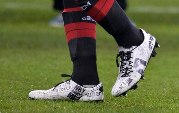 MercaGol's tweet photo. Nuevas botas de Balotelli hechas con mentiras de los periódicos sobre él. http://t.co/dcrXnSgUU7
