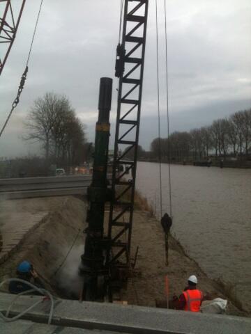 knol_akkrum's tweet photo. Eerste prefab betonpaal #450 lg 15,0meter van @HaitsmaBeton in #zuidhorn voor @GMBtweet zit erin. #mooiwerk http://t.co/7qWdQmT5ZG