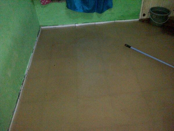 Kostan kebanjiran,,yaallahh..untungnyaa dtengg airnyaa blm msuk k dlm........ :'(