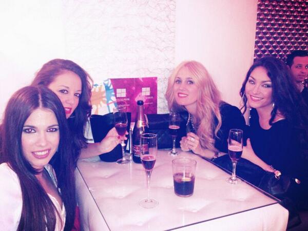 CFCeliaFlores's tweet photo. Se puede ser más guapa!? "@celiafloresss: Cenita con mis compis!! Guapas!! http://t.co/otWCmMBNRr"