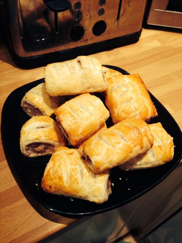 anniebarnes91's tweet photo. You no it's christmas when these bad boys are out to play http://t.co/RQT2XAbVS8