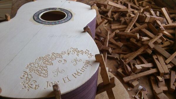 JosePeliOficial's tweet photo. Aqui os dejo una foto de mi guitarra personalizada la cual esta en proceso de fabricacion.. http://t.co/zMqflZbEq2