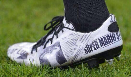 Futbol_Espanol's tweet photo. Balotelli uso unos tacos con todas las noticias de los diarios que hablan sobre el. #CRACK http://t.co/OWHO42o2Nj